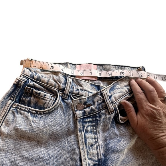 Revice size 25 crossover/asymmetrical waist denim jeans. Button fly, acid wash. - Picture 10 of 14